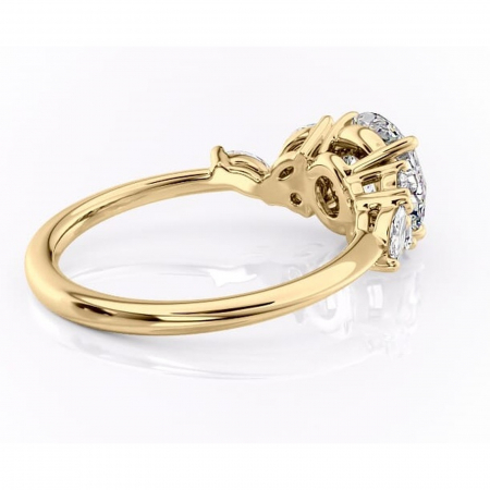 Inel de logodnă Emmeline din aur Galben 14kt cu moissanite tăietură rotundă – Pietre laterale rafinată pentru profil mediu | Personalizează și configurează gratuit online [2]