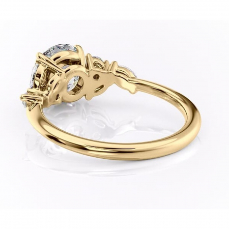 Inel de logodnă Emmeline din aur Galben 14kt cu moissanite tăietură rotundă – Pietre laterale rafinată pentru profil mediu | Personalizează și configurează gratuit online [3]