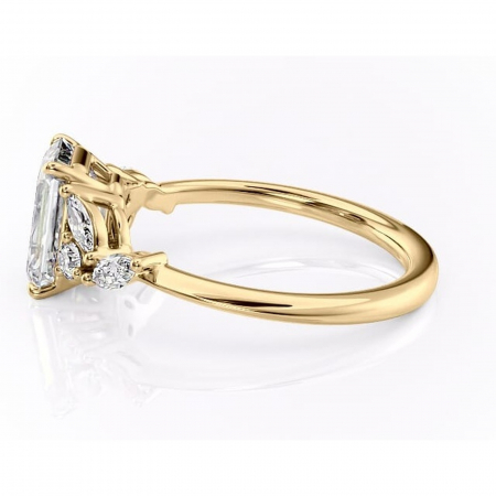 Inel de logodnă Emmeline din aur Galben 18kt cu moissanite tăietură smarald – Pietre laterale rafinată pentru profil mediu | Personalizează și configurează gratuit online [5]