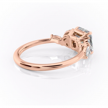 Inel de logodnă Emmeline din aur Rose 18kt cu moissanite tăietură asscher – Pietre laterale rafinată pentru profil mediu | Personalizează și configurează gratuit online [2]