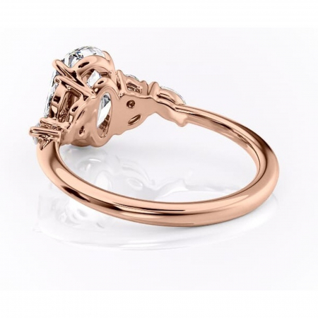 Inel de logodnă Emmeline din aur Rose 14kt cu moissanite tăietură ovală – Pietre laterale rafinată pentru profil mediu | Personalizează și configurează gratuit online [3]