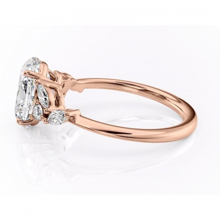 Inel de logodnă Emmeline din aur Rose 14kt cu moissanite tăietură ovală – Pietre laterale rafinată pentru profil mediu | Personalizează și configurează gratuit online [5]
