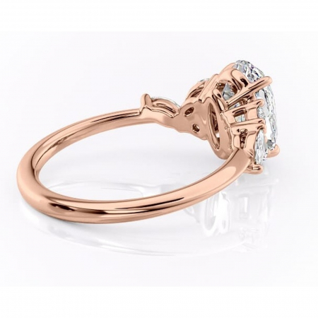 Inel de logodnă Emmeline din aur Rose 14kt cu moissanite tăietură ovală – Pietre laterale rafinată pentru profil mediu | Personalizează și configurează gratuit online [2]