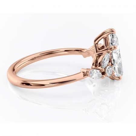 Inel de logodnă Emmeline din aur Rose 14kt cu moissanite tăietură pară – Pietre laterale rafinată pentru profil mediu | Personalizează și configurează gratuit online [1]