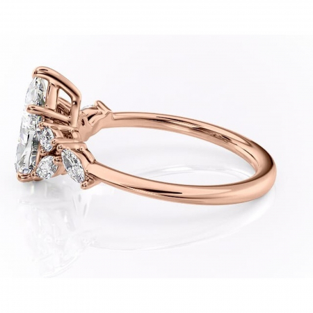 Inel de logodnă Emmeline din aur Rose 14kt cu moissanite tăietură pară – Pietre laterale rafinată pentru profil mediu | Personalizează și configurează gratuit online [5]