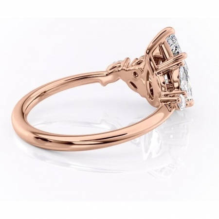 Inel de logodnă Emmeline din aur Rose 14kt cu moissanite tăietură pară – Pietre laterale rafinată pentru profil mediu | Personalizează și configurează gratuit online [2]