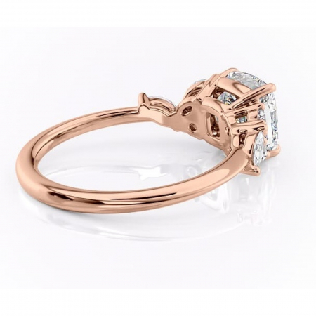 Inel de logodnă Emmeline din aur Rose 18kt cu moissanite tăietură pernă – Pietre laterale rafinată pentru profil mediu | Personalizează și configurează gratuit online [2]