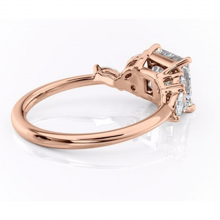 Inel de logodnă Emmeline din aur Rose 14kt cu moissanite tăietură princess – Pietre laterale rafinată pentru profil mediu | Personalizează și configurează gratuit online [2]