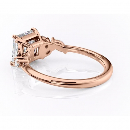 Inel de logodnă Emmeline din aur Rose 14kt cu moissanite tăietură princess – Pietre laterale rafinată pentru profil mediu | Personalizează și configurează gratuit online [4]