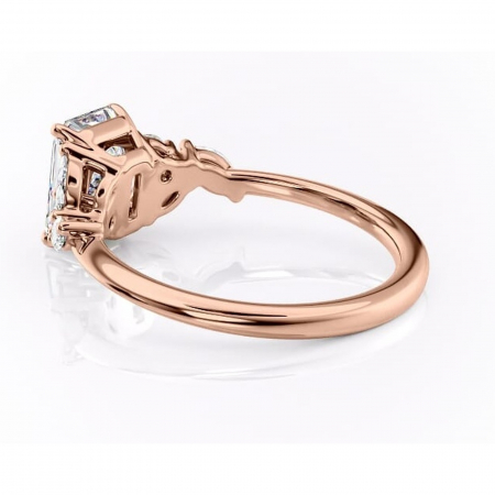 Inel de logodnă Emmeline din aur Rose 14kt cu moissanite tăietură radiantă – Pietre laterale rafinată pentru profil mediu | Personalizează și configurează gratuit online [4]