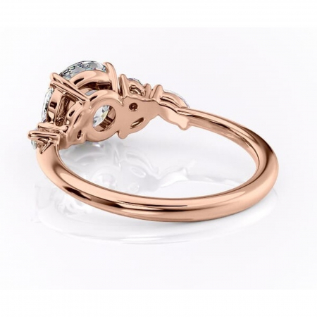 Inel de logodnă Emmeline din aur Rose 14kt cu moissanite tăietură rotundă – Pietre laterale rafinată pentru profil mediu | Personalizează și configurează gratuit online [3]