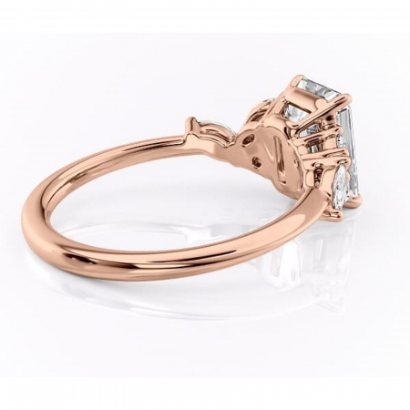 Inel de logodnă Emmeline din aur Rose 14kt cu moissanite tăietură smarald – Pietre laterale rafinată pentru profil mediu | Personalizează și configurează gratuit online [2]