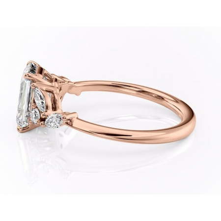 Inel de logodnă Emmeline din aur Rose 14kt cu moissanite tăietură smarald – Pietre laterale rafinată pentru profil mediu | Personalizează și configurează gratuit online [5]