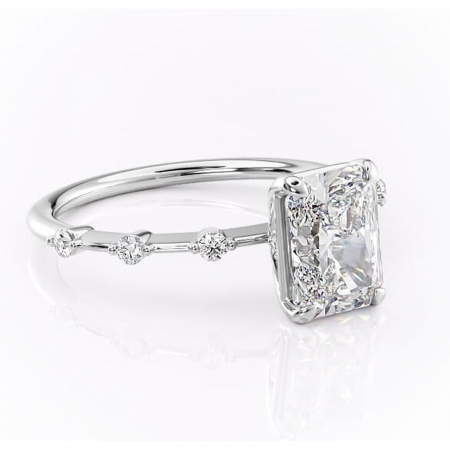 Radiantă - Inel de logodnă Evelina din aur Alb 14kt cu moissanite tăietură radiantă – Solitar rafinată pentru profil mediu | Personalizează și configurează gratuit online