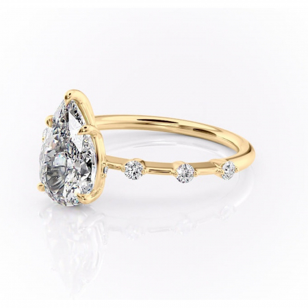 Inel de logodnă Evelina din aur Galben 18kt cu moissanite tăietură pară – Solitar rafinată pentru profil mediu | Personalizează și configurează gratuit online [6]