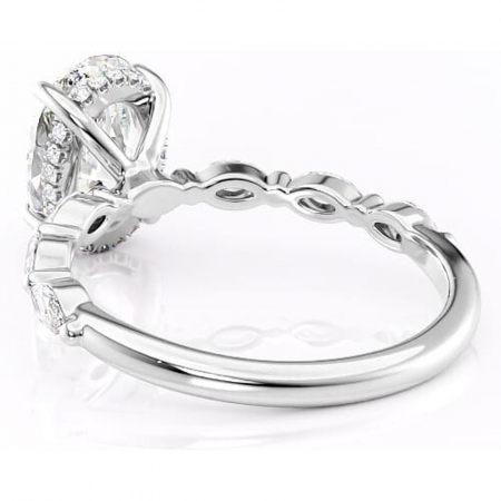 Inel de logodnă Everly din aur Alb 14kt cu moissanite tăietură ovală – Pietre laterale rafinată pentru profil înalt | Personalizează și configurează gratuit online [3]