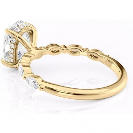 Inel de logodnă Everly din aur Galben 14kt cu moissanite tăietură ovală – Pietre laterale rafinată pentru profil înalt | Personalizează și configurează gratuit online [4]