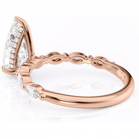 Inel de logodnă Everly din aur Rose 18kt cu moissanite tăietură pară – Pietre laterale rafinată pentru profil înalt | Personalizează și configurează gratuit online [4]
