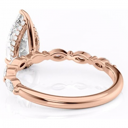Inel de logodnă Everly din aur Rose 18kt cu moissanite tăietură pară – Pietre laterale rafinată pentru profil înalt | Personalizează și configurează gratuit online [3]