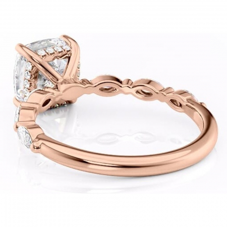 Inel de logodnă Everly din aur Rose 14kt cu moissanite tăietură pernă – Pietre laterale rafinată pentru profil înalt | Personalizează și configurează gratuit online [3]