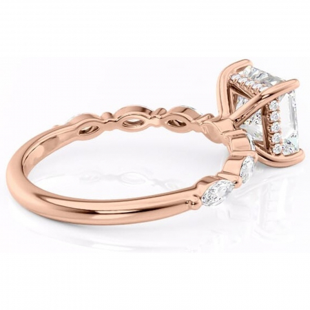 Inel de logodnă Everly din aur Rose 14kt cu moissanite tăietură princess – Pietre laterale rafinată pentru profil înalt | Personalizează și configurează gratuit online [2]