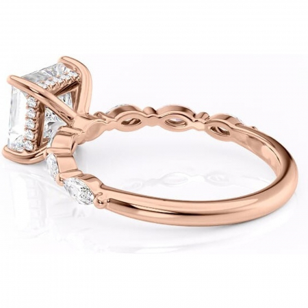 Inel de logodnă Everly din aur Rose 14kt cu moissanite tăietură princess – Pietre laterale rafinată pentru profil înalt | Personalizează și configurează gratuit online [4]