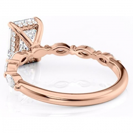 Inel de logodnă Everly din aur Rose 14kt cu moissanite tăietură smarald – Pietre laterale rafinată pentru profil înalt | Personalizează și configurează gratuit online [3]