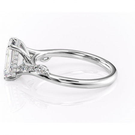 Inel de logodnă Faelynn din aur Alb 14kt cu moissanite tăietură smarald – Pietre laterale rafinată pentru profil înalt | Personalizează și configurează gratuit online [5]