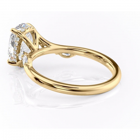 Inel de logodnă Faelynn din aur Galben 14kt cu moissanite tăietură ovală – Pietre laterale rafinată pentru profil înalt | Personalizează și configurează gratuit online [4]