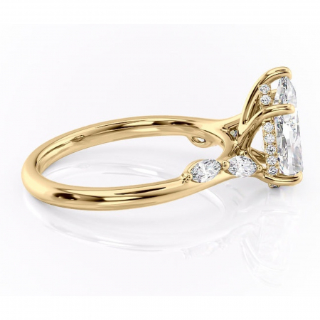 Inel de logodnă Faelynn din aur Galben 18kt cu moissanite tăietură pară – Pietre laterale rafinată pentru profil înalt | Personalizează și configurează gratuit online [1]