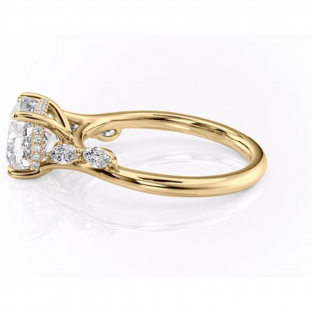 Inel de logodnă Faelynn din aur Galben 14kt cu moissanite tăietură pernă – Pietre laterale rafinată pentru profil înalt | Personalizează și configurează gratuit online [5]