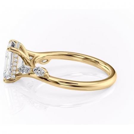 Inel de logodnă Faelynn din aur Galben 14kt cu moissanite tăietură smarald – Pietre laterale rafinată pentru profil înalt | Personalizează și configurează gratuit online [5]