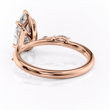 Inel de logodnă Faelynn din aur Rose 18kt cu moissanite tăietură pară – Pietre laterale rafinată pentru profil înalt | Personalizează și configurează gratuit online [3]