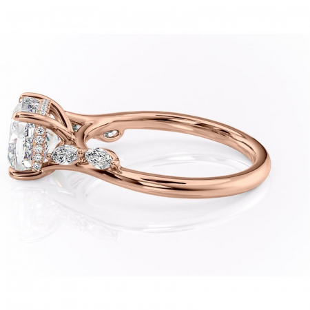 Inel de logodnă Faelynn din aur Rose 14kt cu moissanite tăietură pernă – Pietre laterale rafinată pentru profil înalt | Personalizează și configurează gratuit online [5]