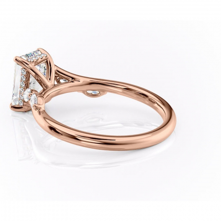 Inel de logodnă Faelynn din aur Rose 14kt cu moissanite tăietură smarald – Pietre laterale rafinată pentru profil înalt | Personalizează și configurează gratuit online [4]