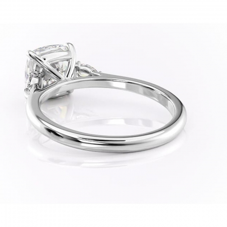 Inel de logodnă Felicity din aur Alb 14kt cu moissanite tăietură pernă – Solitar rafinată pentru profil înalt | Personalizează și configurează gratuit online [3]