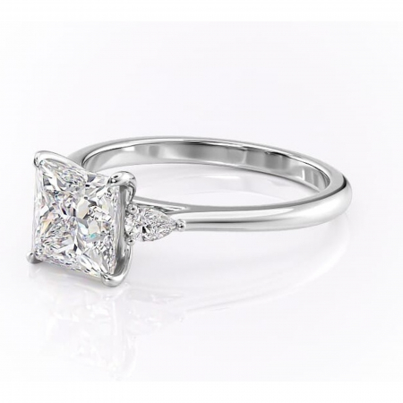 Inel de logodnă Felicity din aur Alb 14kt cu moissanite tăietură princess – Solitar rafinată pentru profil înalt | Personalizează și configurează gratuit online [6]