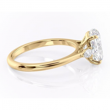 Inel de logodnă Felicity din aur Galben 18kt cu moissanite tăietură ovală – Solitar rafinată pentru profil înalt | Personalizează și configurează gratuit online [1]