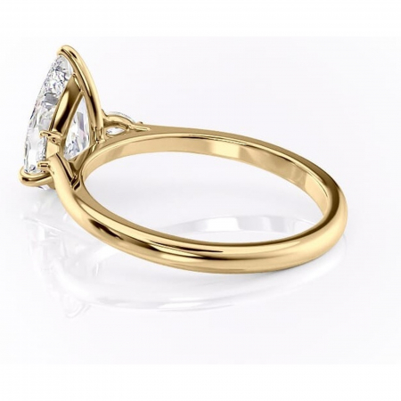 Inel de logodnă Felicity din aur Galben 18kt cu moissanite tăietură pară – Solitar rafinată pentru profil înalt | Personalizează și configurează gratuit online [4]