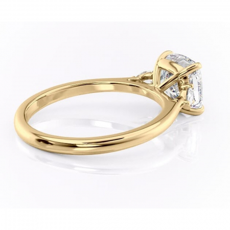 Inel de logodnă Felicity din aur Galben 18kt cu moissanite tăietură pernă – Solitar rafinată pentru profil înalt | Personalizează și configurează gratuit online [2]