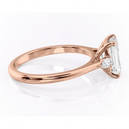 Inel de logodnă Felicity din aur Rose 18kt cu moissanite tăietură smarald – Solitar rafinată pentru profil înalt | Personalizează și configurează gratuit online [1]