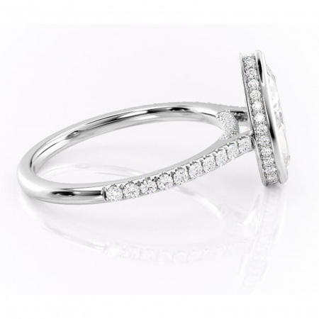 Inel de logodnă Fernelle din aur Alb 18kt cu moissanite tăietură pară – Montură închisă rafinată pentru profil înalt | Personalizează și configurează gratuit online [1]