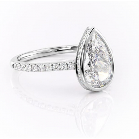 18K - Inel de logodnă Fernelle din aur Alb 18kt cu moissanite tăietură pară – Montură închisă rafinată pentru profil înalt | Personalizează și configurează gratuit online