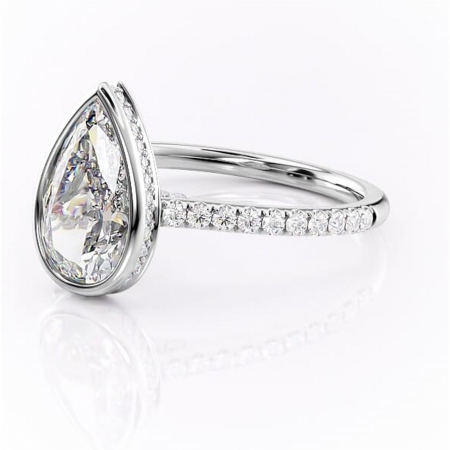 Inel de logodnă Fernelle din aur Alb 18kt cu moissanite tăietură pară – Montură închisă rafinată pentru profil înalt | Personalizează și configurează gratuit online [6]