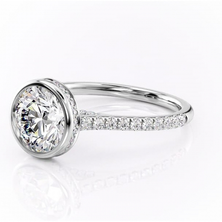 Inel de logodnă Fernelle din aur Alb 14kt cu moissanite tăietură rotundă – Montură închisă rafinată pentru profil înalt | Personalizează și configurează gratuit online [6]