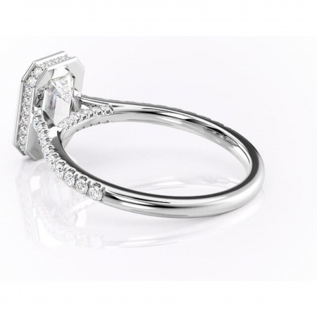 Inel de logodnă Fernelle din aur Alb 18kt cu moissanite tăietură smarald – Montură închisă rafinată pentru profil înalt | Personalizează și configurează gratuit online [4]