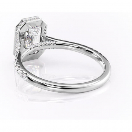 Inel de logodnă Fernelle din aur Alb 18kt cu moissanite tăietură smarald – Montură închisă rafinată pentru profil înalt | Personalizează și configurează gratuit online [3]