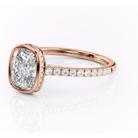 Inel de logodnă Fernelle din aur Rose 14kt cu moissanite tăietură pernă – Montură închisă rafinată pentru profil înalt | Personalizează și configurează gratuit online [6]