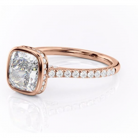 Inel de logodnă Fernelle din aur Rose 18kt cu moissanite tăietură pernă – Montură închisă rafinată pentru profil înalt | Personalizează și configurează gratuit online [6]