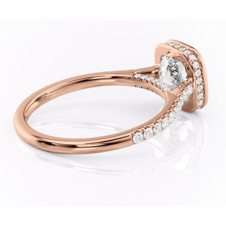 Inel de logodnă Fernelle din aur Rose 18kt cu moissanite tăietură pernă – Montură închisă rafinată pentru profil înalt | Personalizează și configurează gratuit online [2]